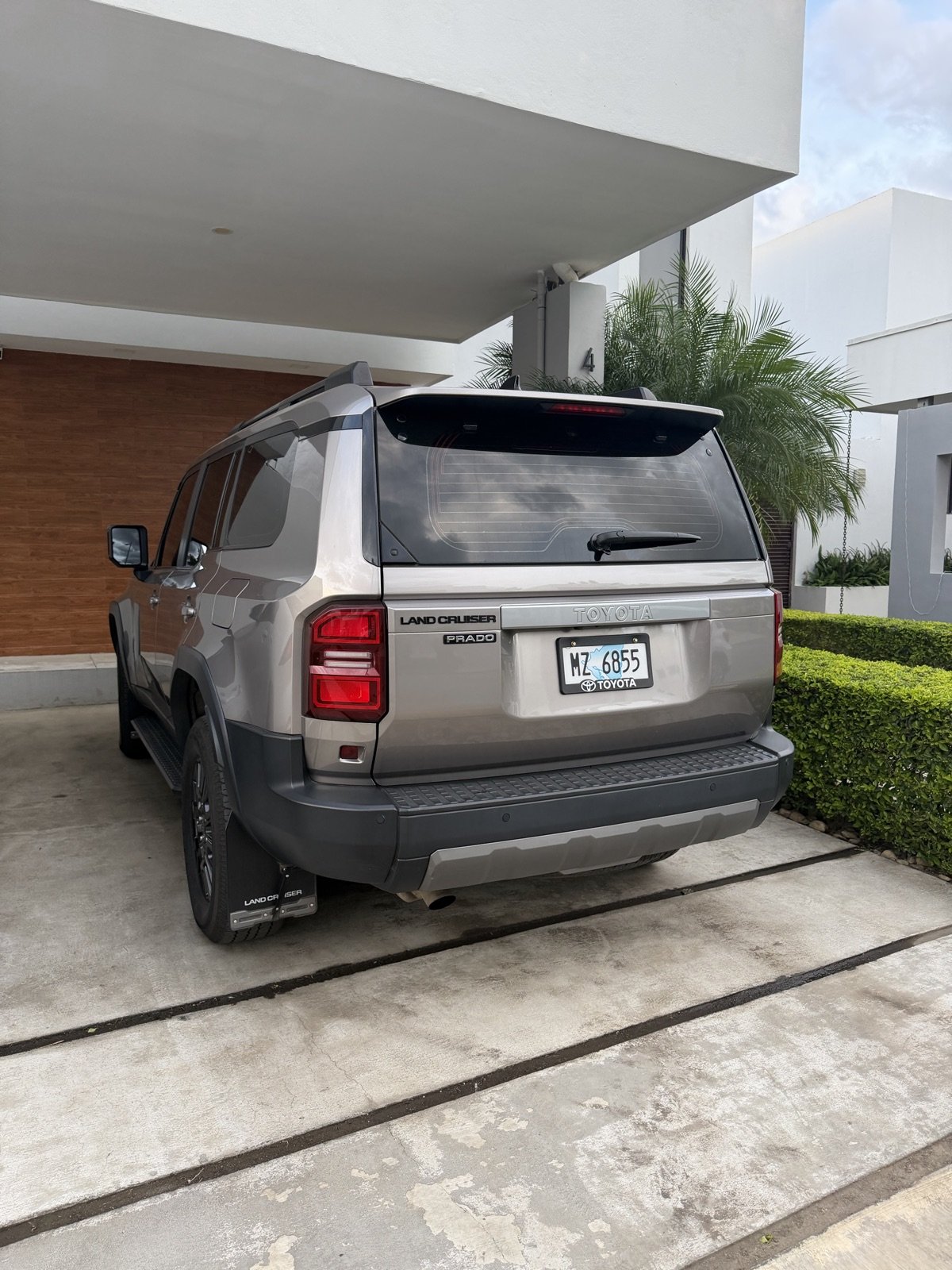 Land Cruiser Prado trasera ángulo